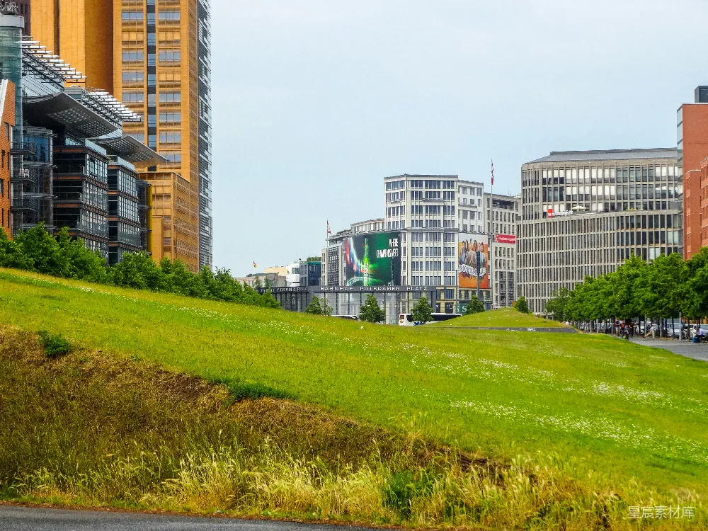 高清摄影 城市景观 自然与建筑 现代都市 城市公园 绿色空间 城市中的绿色山谷