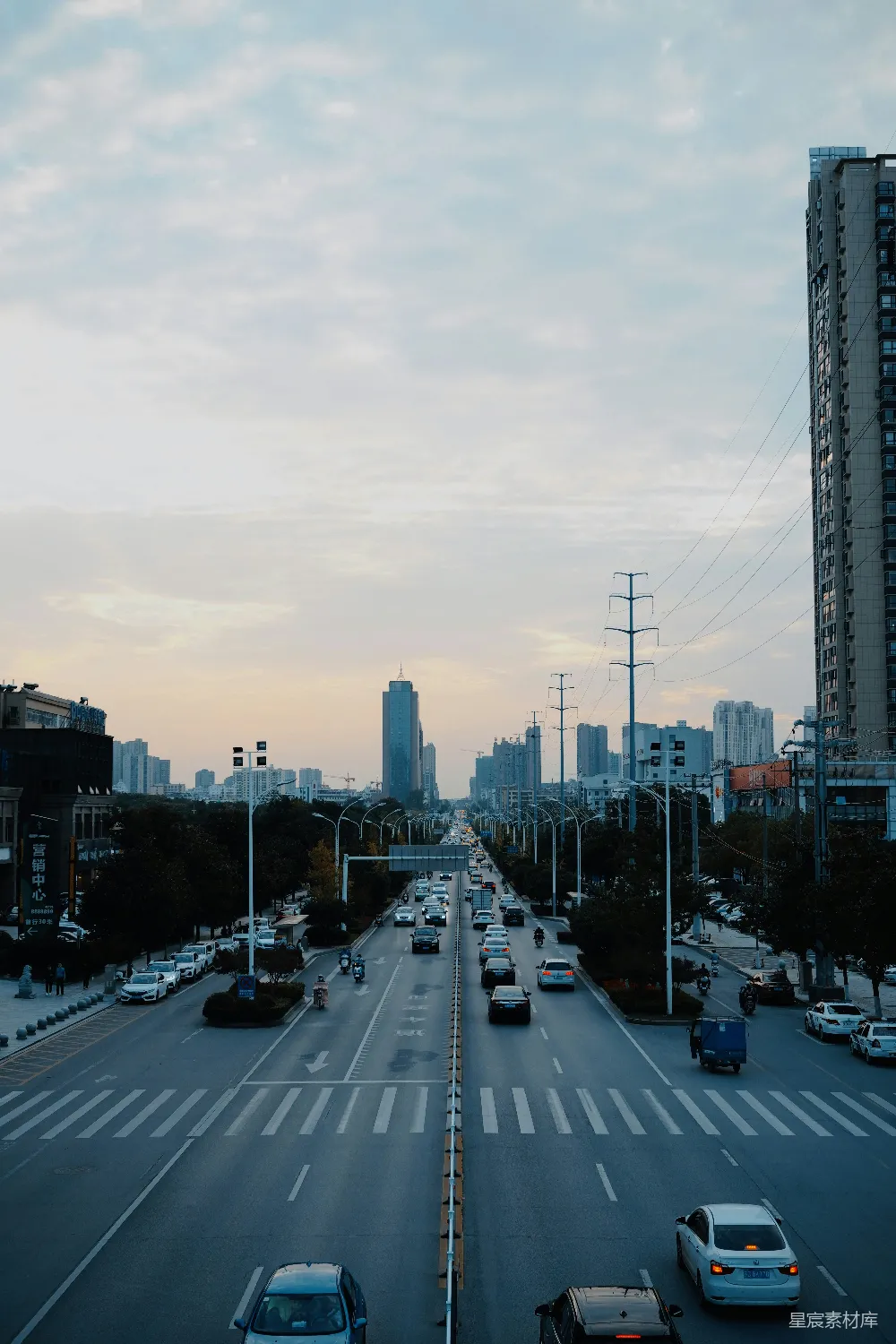高清摄影 城市 黄昏 交通 高楼 都市 城市黄昏的繁忙街道