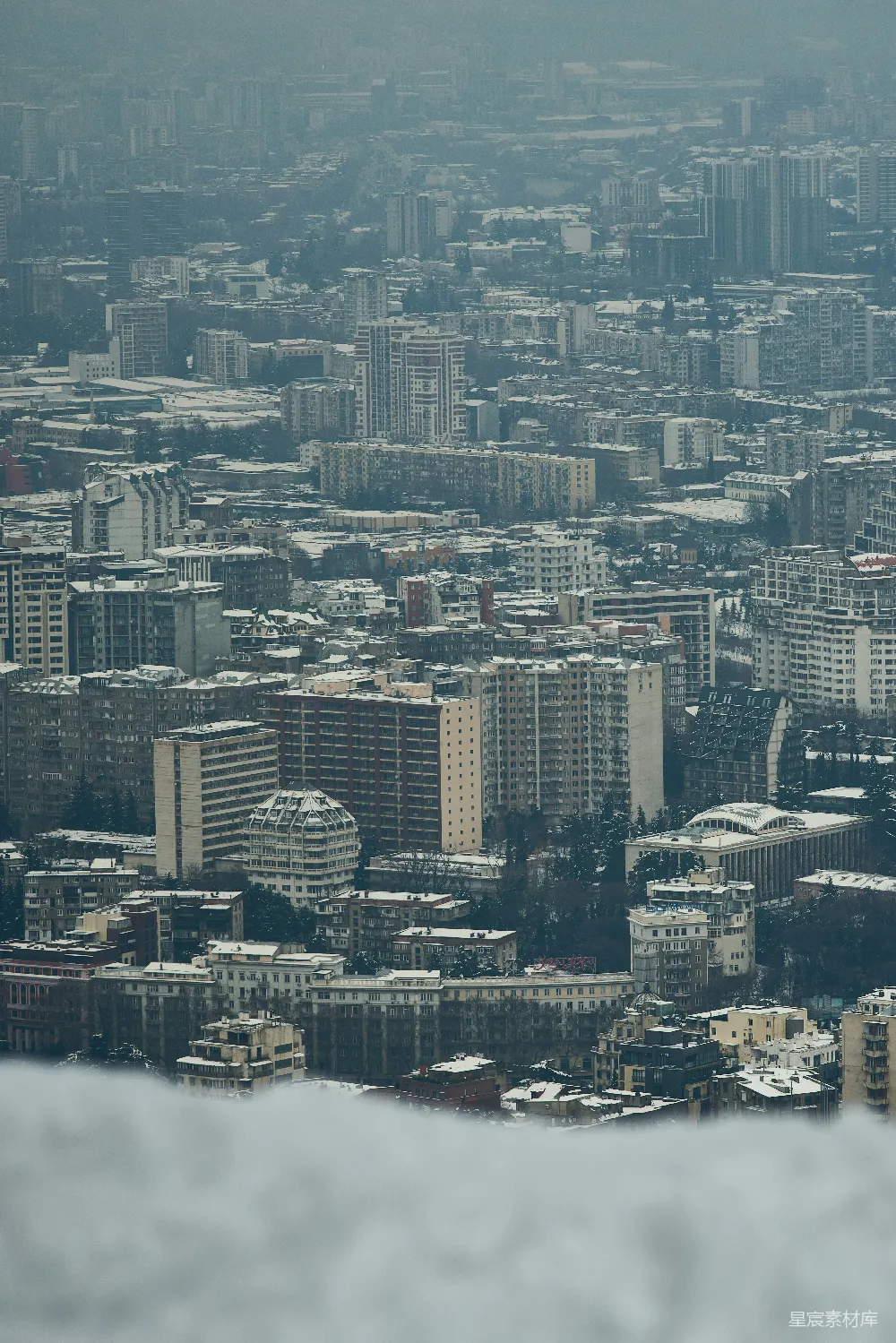 高清摄影 城市 空中俯瞰 雾气 建筑 冬季 雾中的城市全景