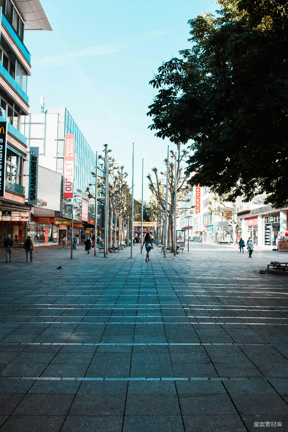 高清摄影 城市 街道 清晨 建筑 行人 城市街道的清晨