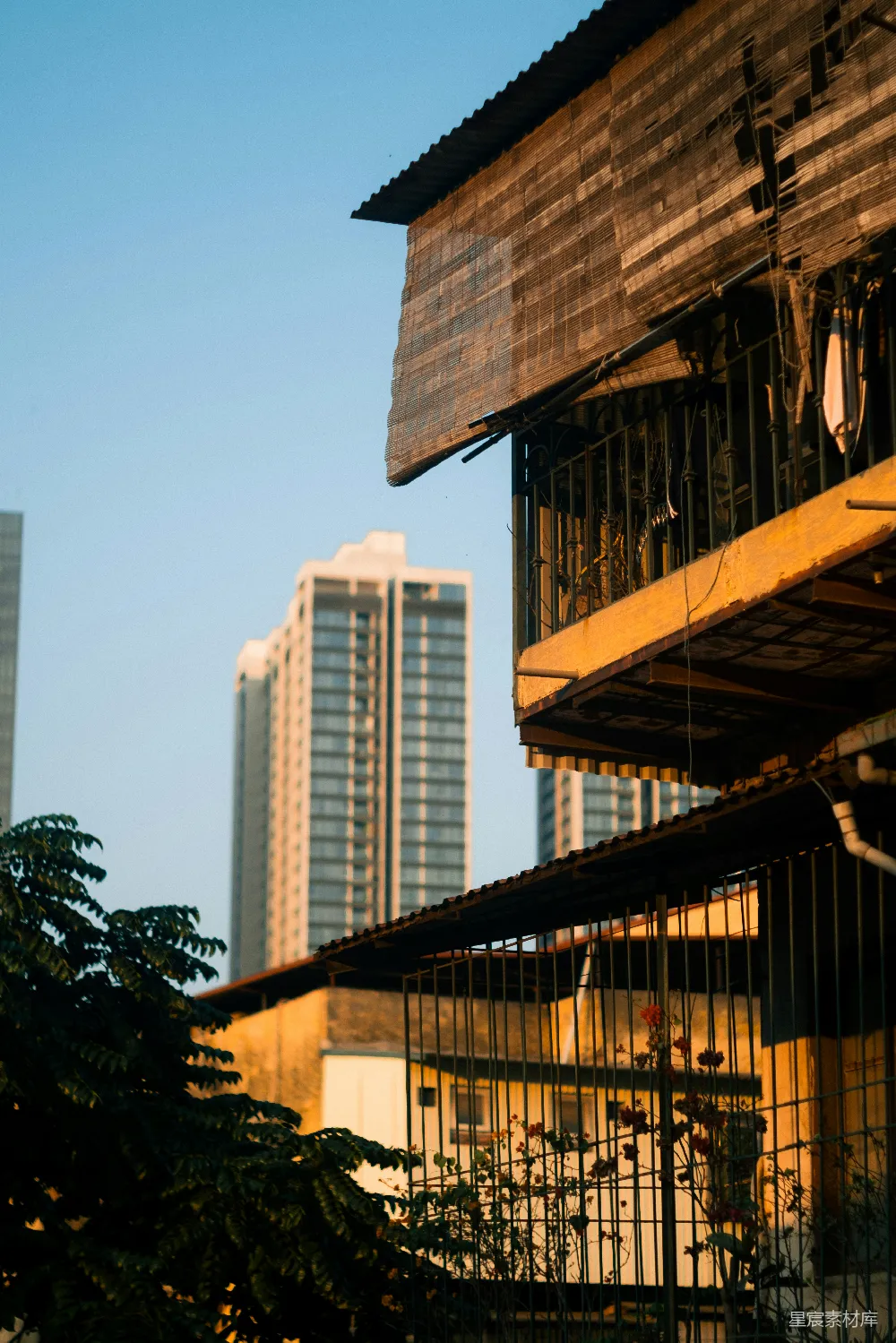 高清摄影 城市 建筑 旧建筑 现代高楼 夕阳 城市中的旧与新