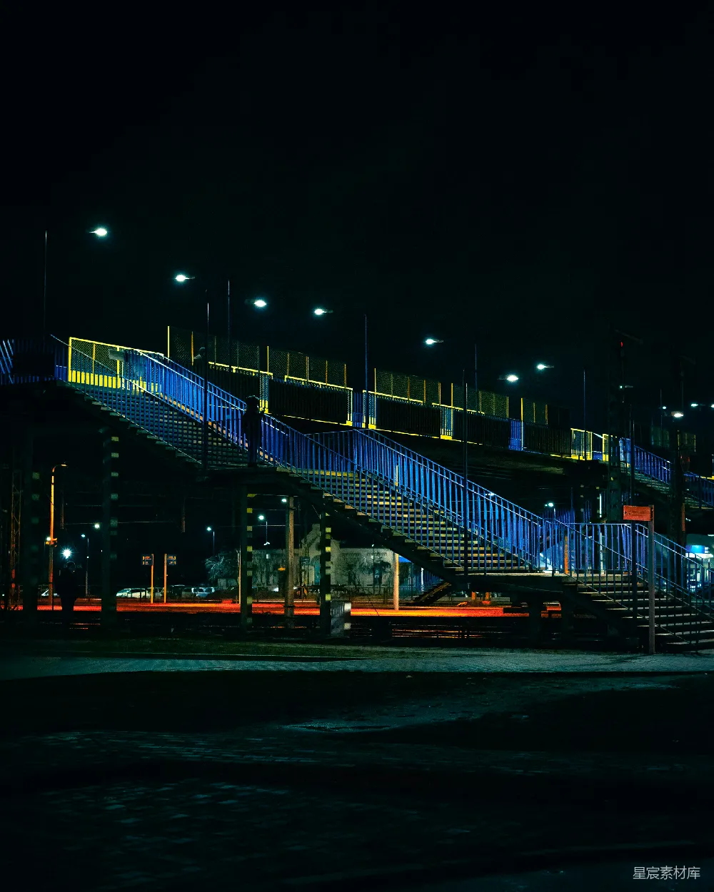 高清摄影 夜景 城市 楼梯 冷色调 静谧 夜景中的蓝色阶梯