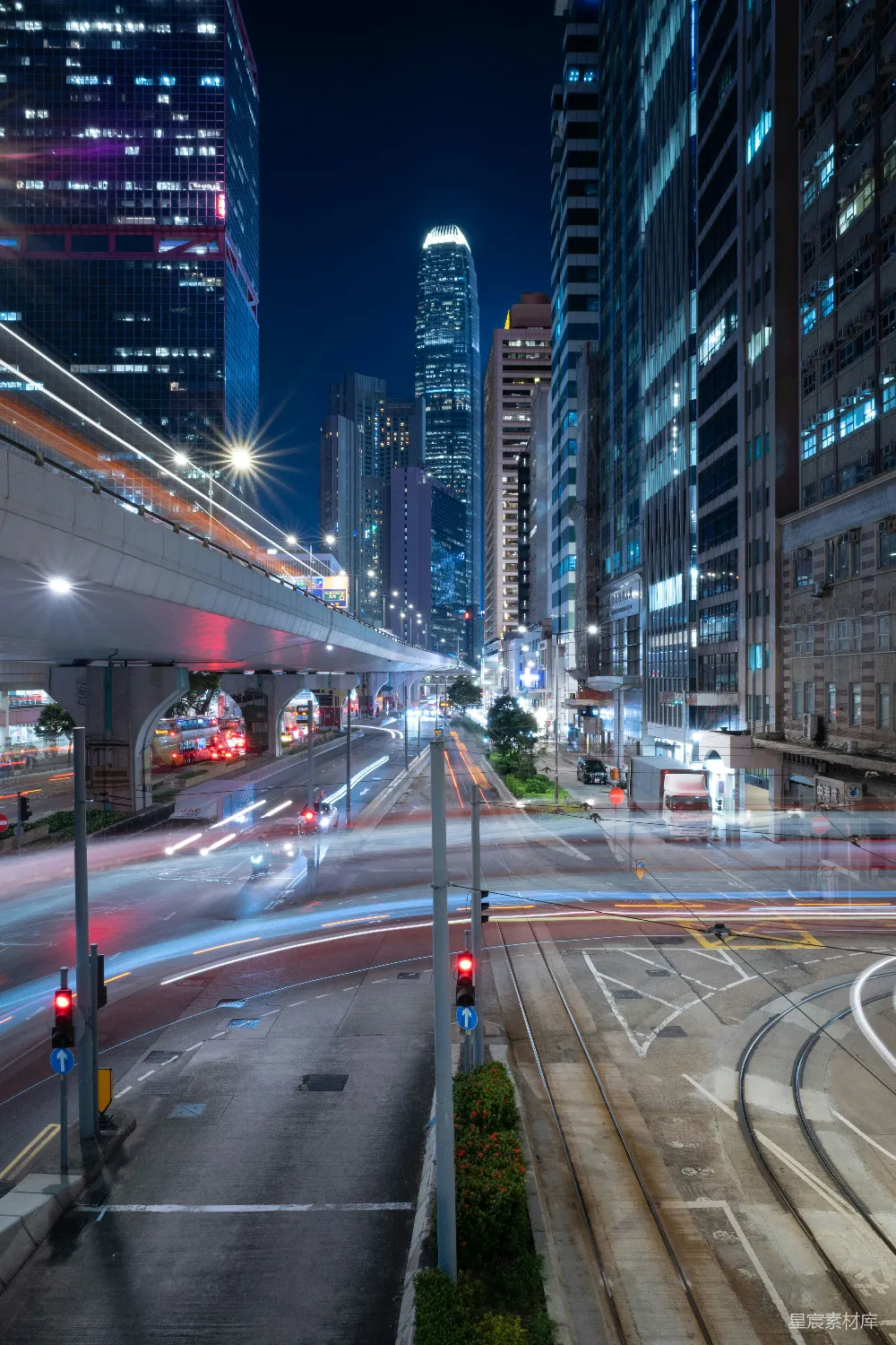高清摄影 城市夜景 灯光轨迹 高楼大厦 交通繁忙 现代化 都市夜景：香港繁忙街道