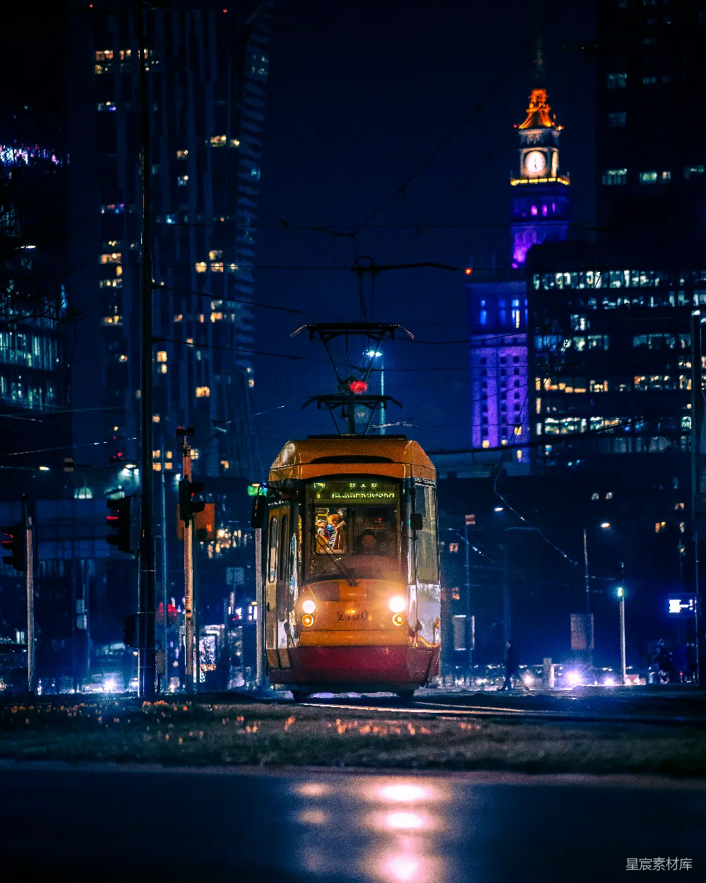 高清摄影 夜景 城市 电车 灯光 建筑 夜色中的电车