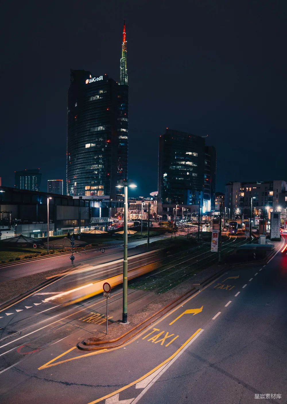 高清摄影 城市 夜晚 建筑 交通 都市 夜幕下的摩天大楼与繁忙街道