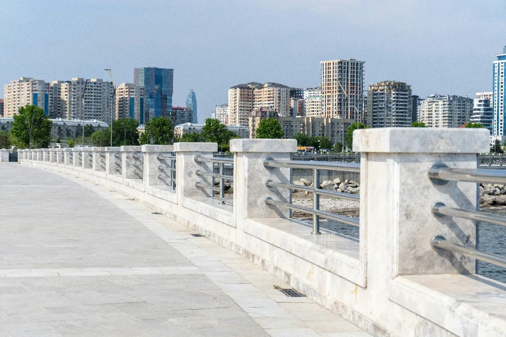 高清摄影 城市景观 现代建筑 休闲场所 户外场景 城市风光 城市水边的大理石栏杆