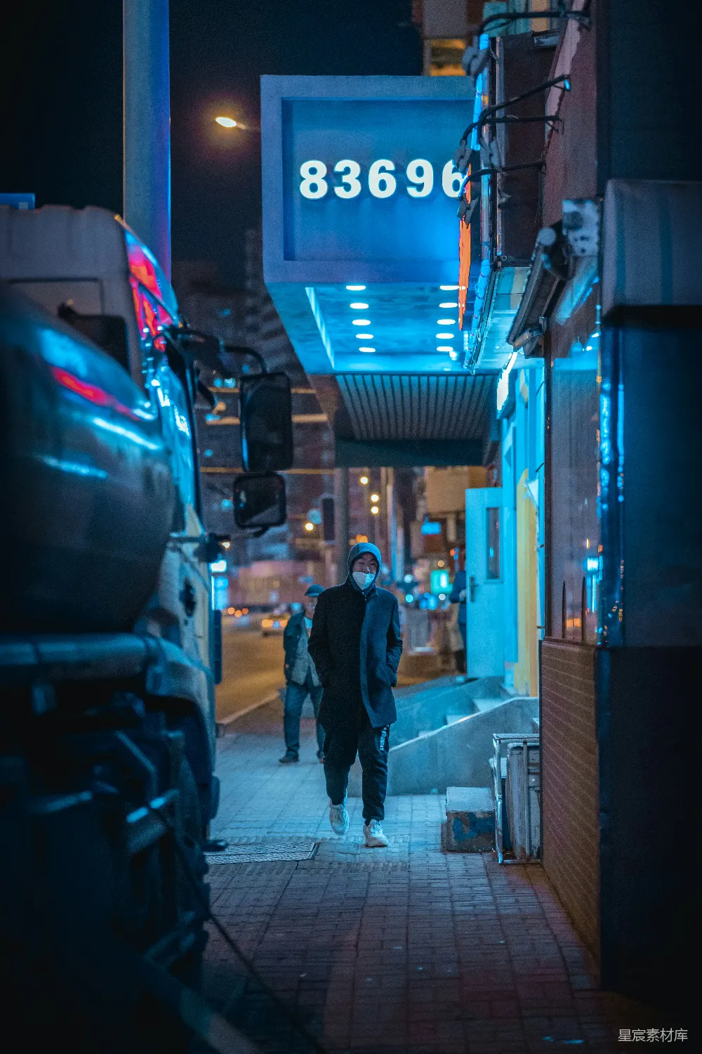 高清摄影 夜晚 城市 孤独 行人 霓虹 夜幕下的城市独行者
