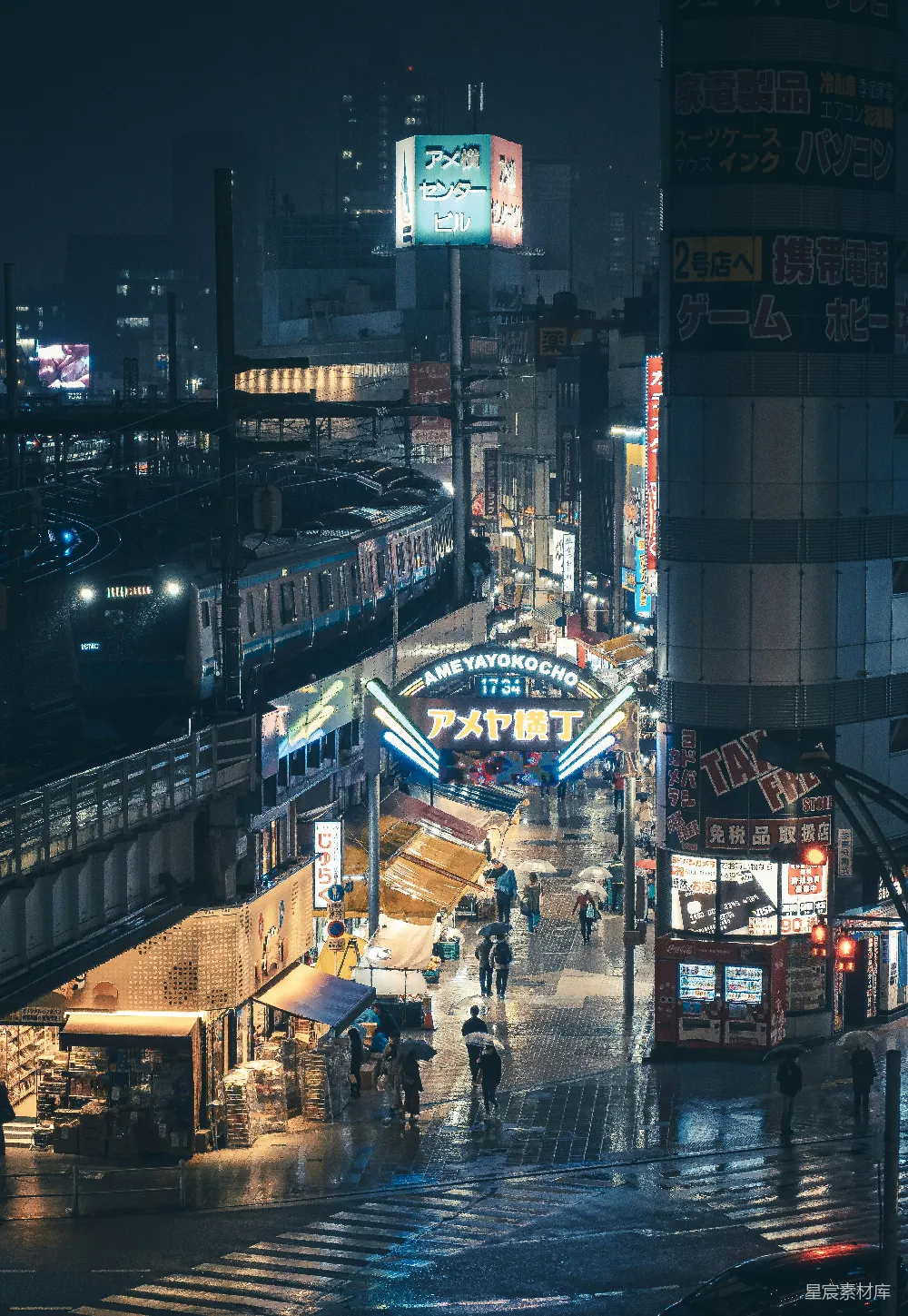 高清摄影 东京 夜景 霓虹灯 雨中街头 都市 夜晚霓虹下的东京街头