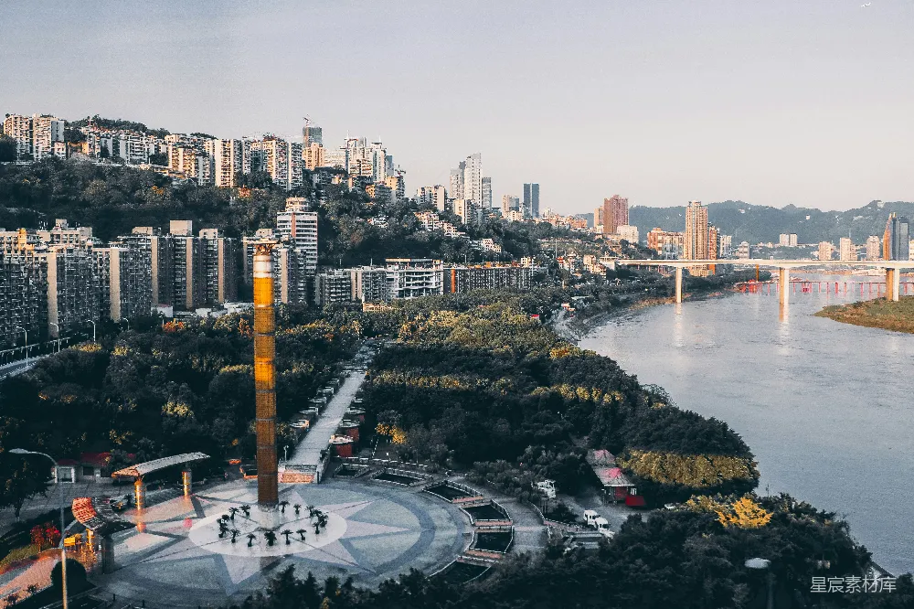 高清摄影 重庆 城市景观 烟囱 河流 城市天际线 重庆嘉陵江畔的烟囱与城市天际线
