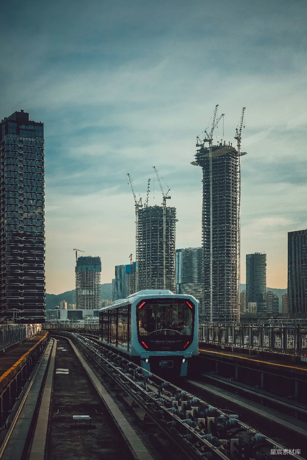 高清摄影 城市 现代 交通 建筑 都市 城市中的现代列车
