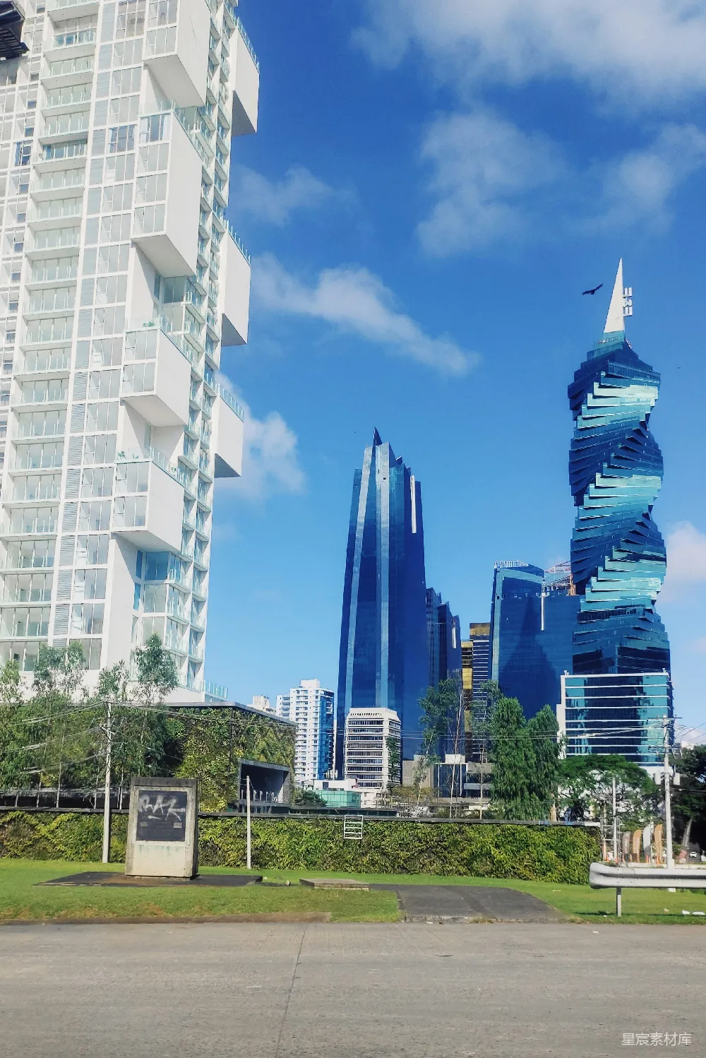 高清摄影 城市景观 摩天大楼 现代建筑 蓝天 都市 现代城市景观：蓝天下的摩天大楼