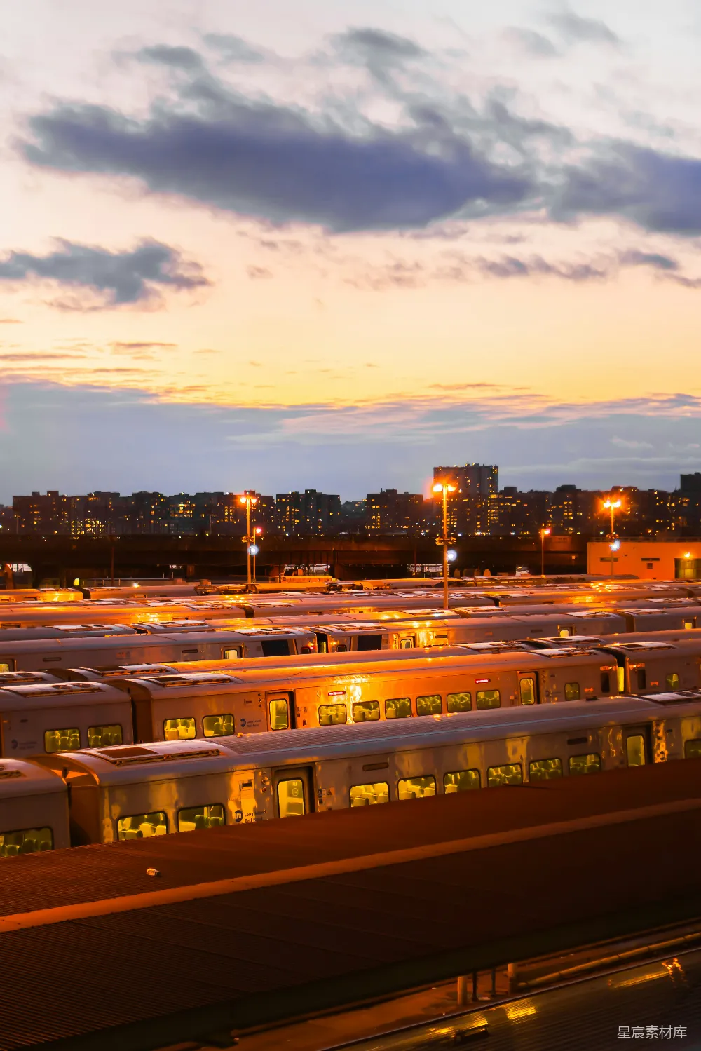 高清摄影 城市 黄昏 火车 城市景观 城市夜景 黄昏时分的火车停车场