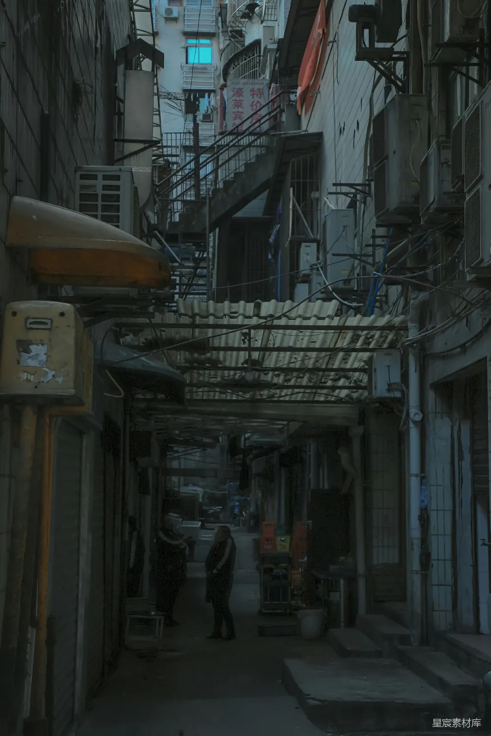 高清摄影 城市 小巷 夜晚 背影 生活 城市的背影 - 小巷深处