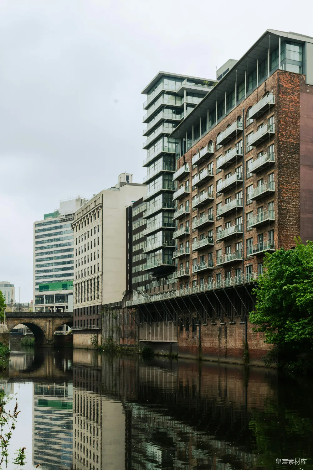 高清摄影 城市景观 现代建筑 历史建筑 河流 都市风光 河边现代与历史建筑的融合