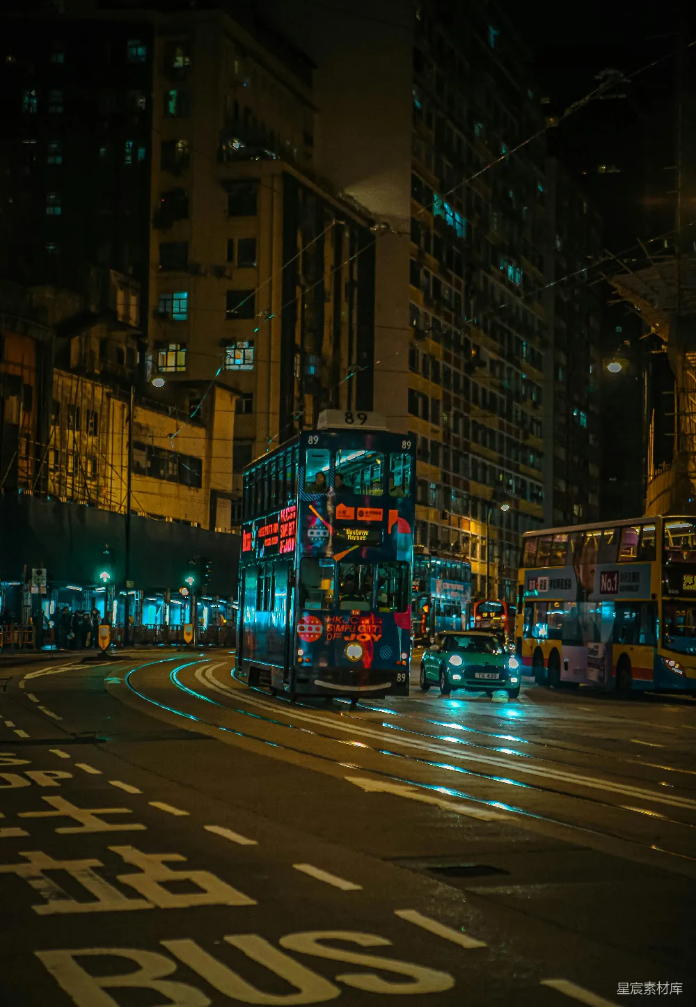 高清摄影 香港 电车 夜晚 城市 交通 霓虹下的香港电车