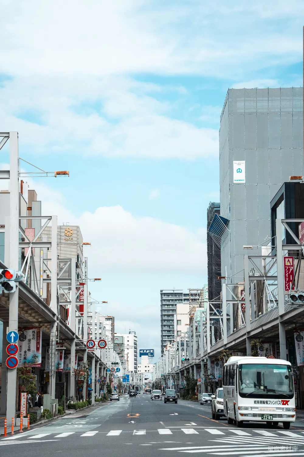 高清摄影 城市 街道 现代建筑 蓝天 交通 城市街道的宁静与现代建筑