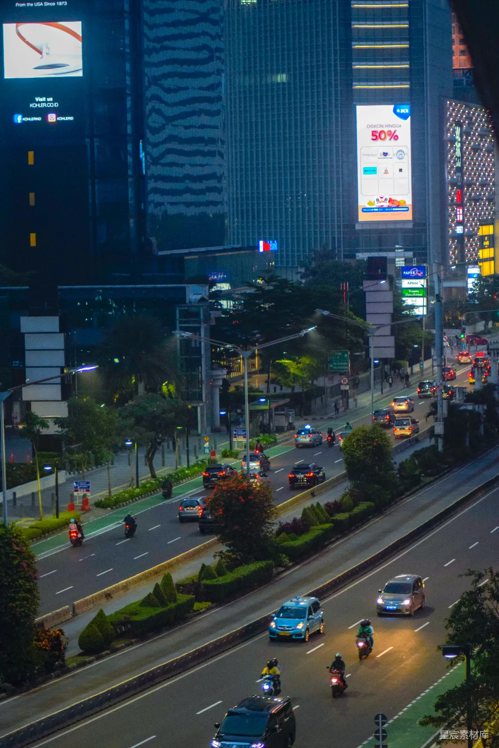 高清摄影 城市 夜景 街道 车辆 霓虹 城市夜景中的繁忙街道
