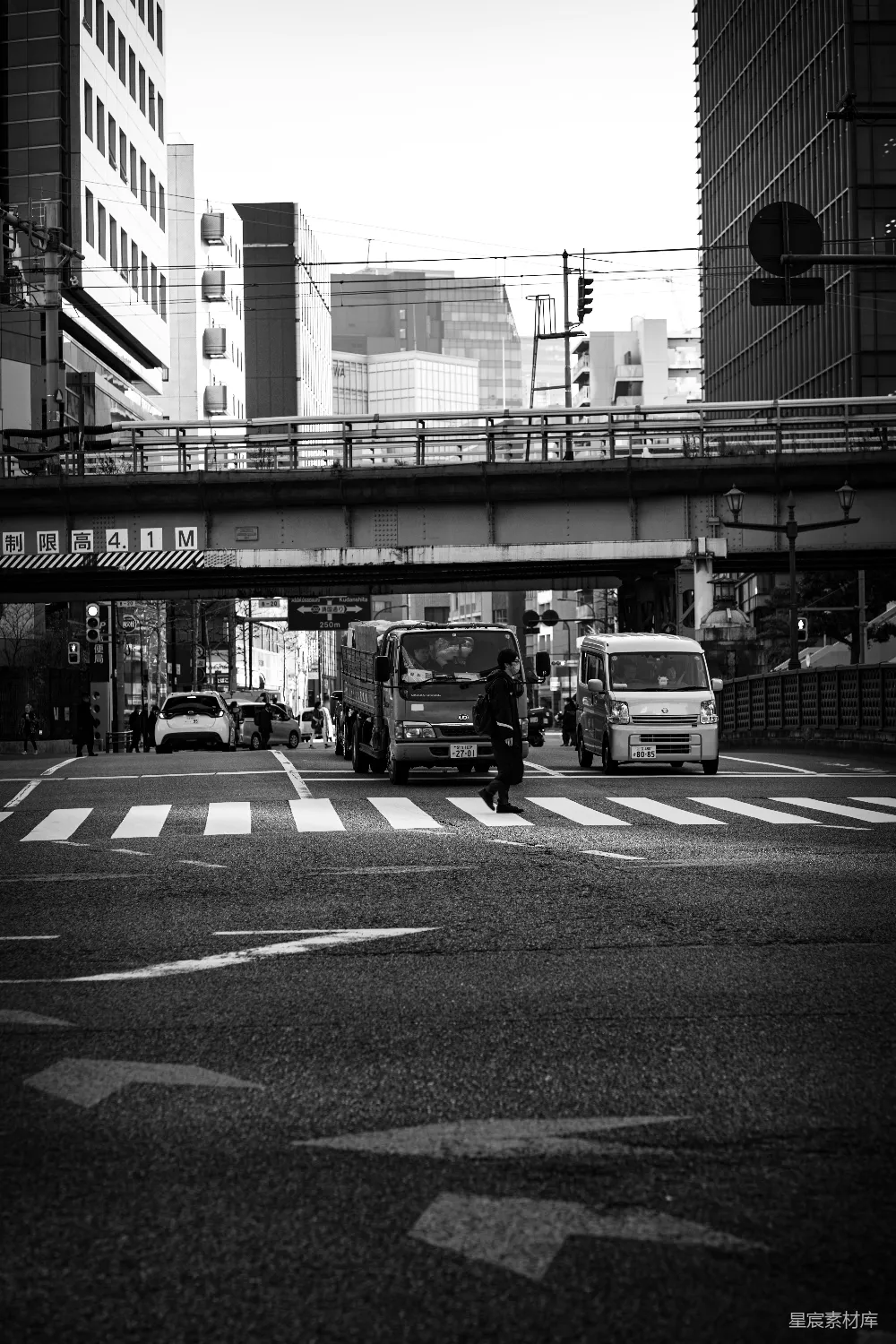 高清摄影 城市 街道 黑白摄影 日常 人行横道 城市街景中的行人