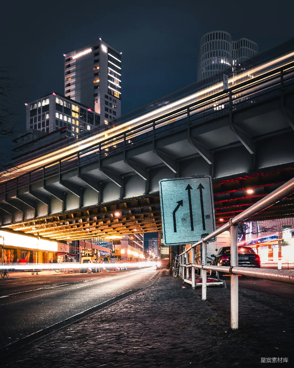 高清摄影 城市夜景 桥梁 指示牌 现代建筑 夜间摄影 城市夜景下的桥梁与指示牌