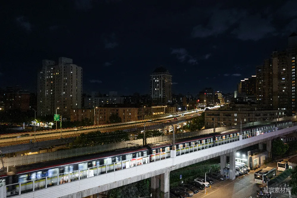 高清摄影 夜景 火车 城市 现代化 交通 夜幕下的城市火车