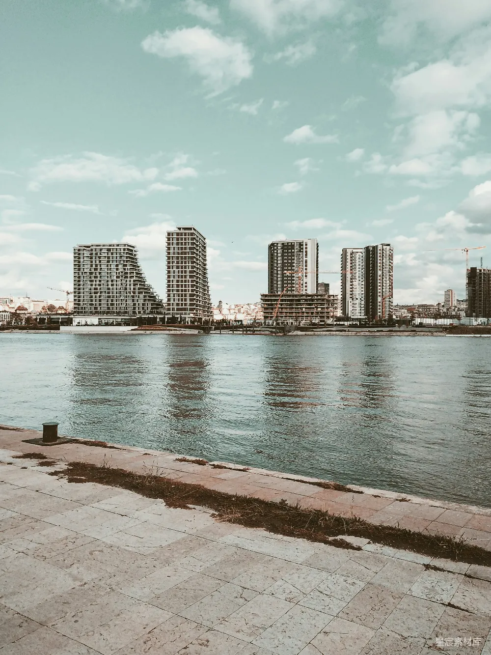 高清摄影 城市景观 河边 现代建筑 都市风光 城市天际线 河边的现代城市天际线