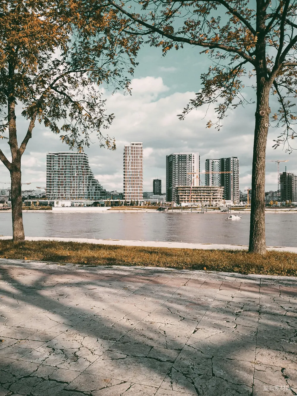 高清摄影 城市 河边 秋日 建筑 自然 城市河边的秋日风景