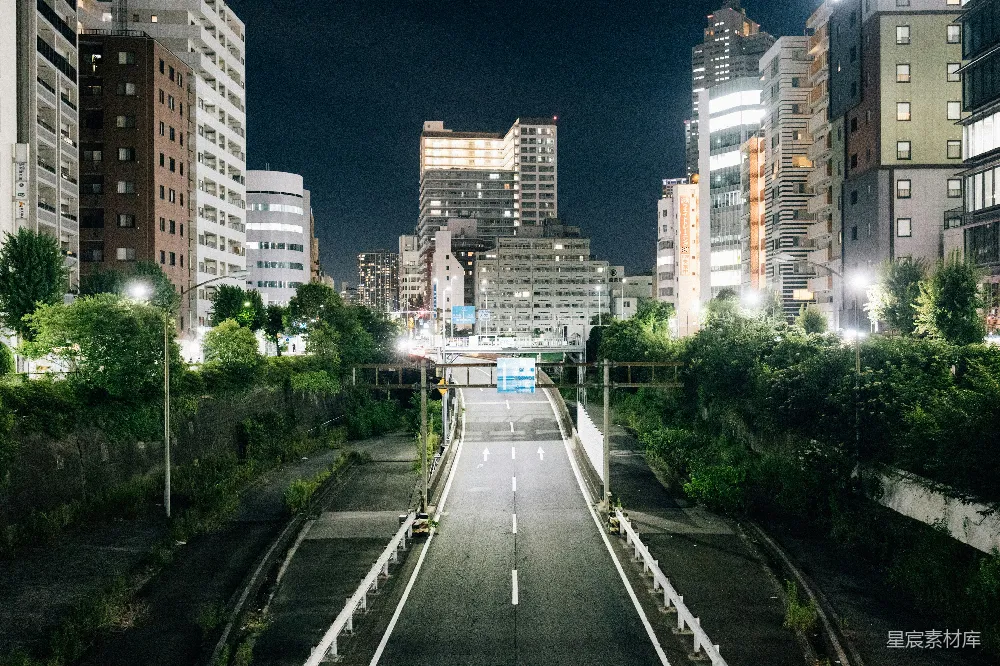 高清摄影 城市 夜晚 建筑 道路 宁静 都市夜景中的空旷道路