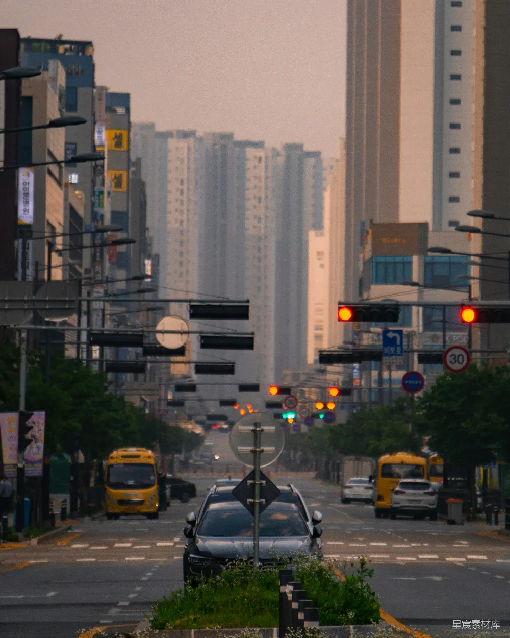 高清摄影 城市 黄昏 街道 交通信号灯 高楼 城市黄昏的街景