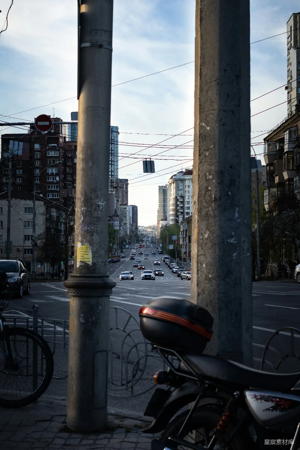 高清摄影 城市 清晨 街道 自行车 建筑 城市街道的清晨