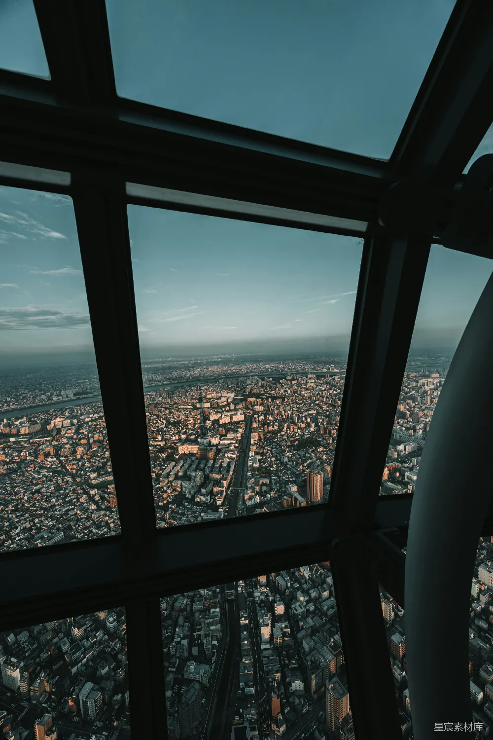 高清摄影 城市景观 摩天轮 建筑 视野 都市 透过摩天轮的窗户俯瞰城市