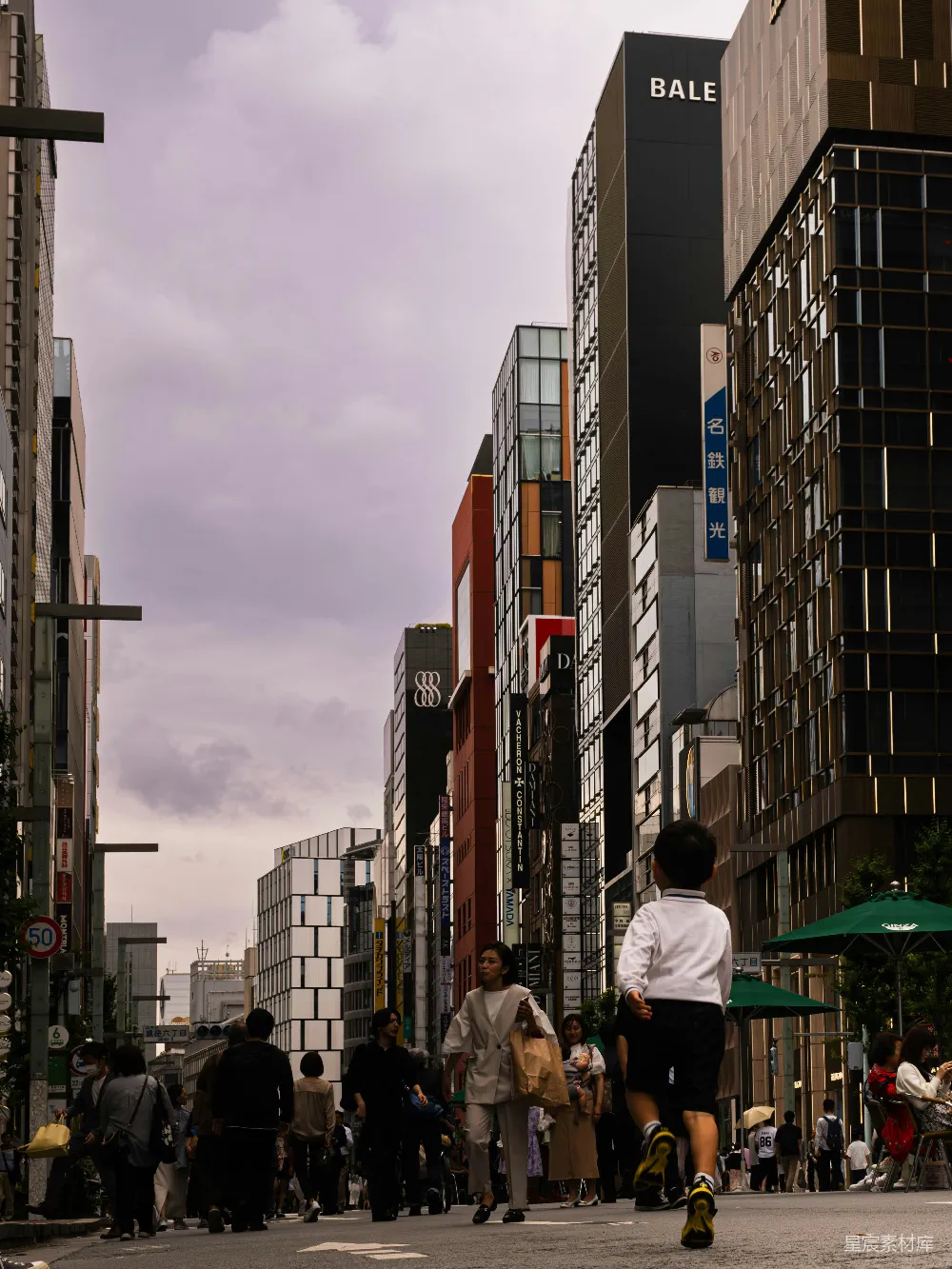 高清摄影 城市街景 现代建筑 日常生活 城市生活 街头摄影 繁忙都市中的背影