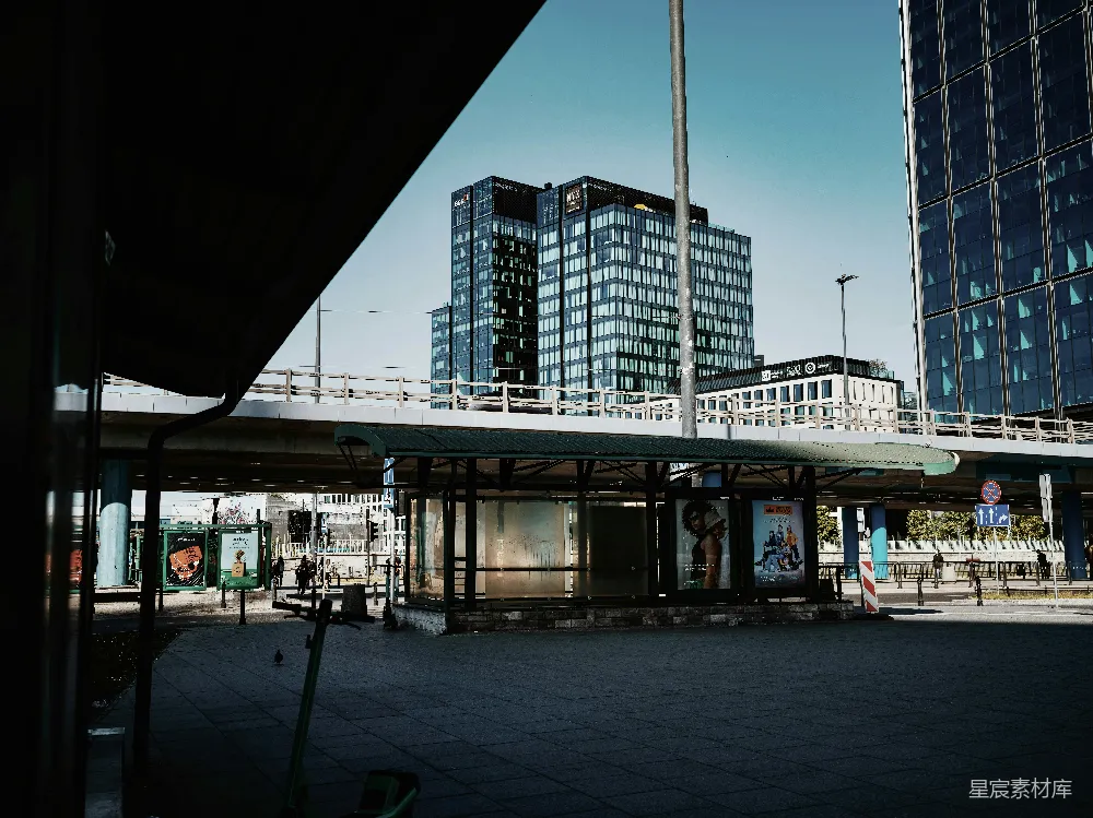 高清摄影 城市 建筑 公交站牌 都市 静谧 城市中的静谧角落