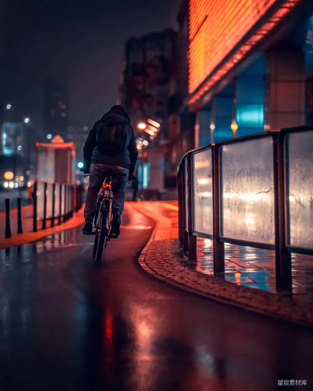 高清摄影 夜晚 骑行 城市 雨景 孤独 雨夜中的骑行者