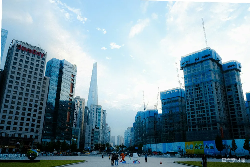 高清摄影 城市景观 高楼大厦 蓝天白云 都市生活 建筑艺术 现代都市的蓝天与高楼