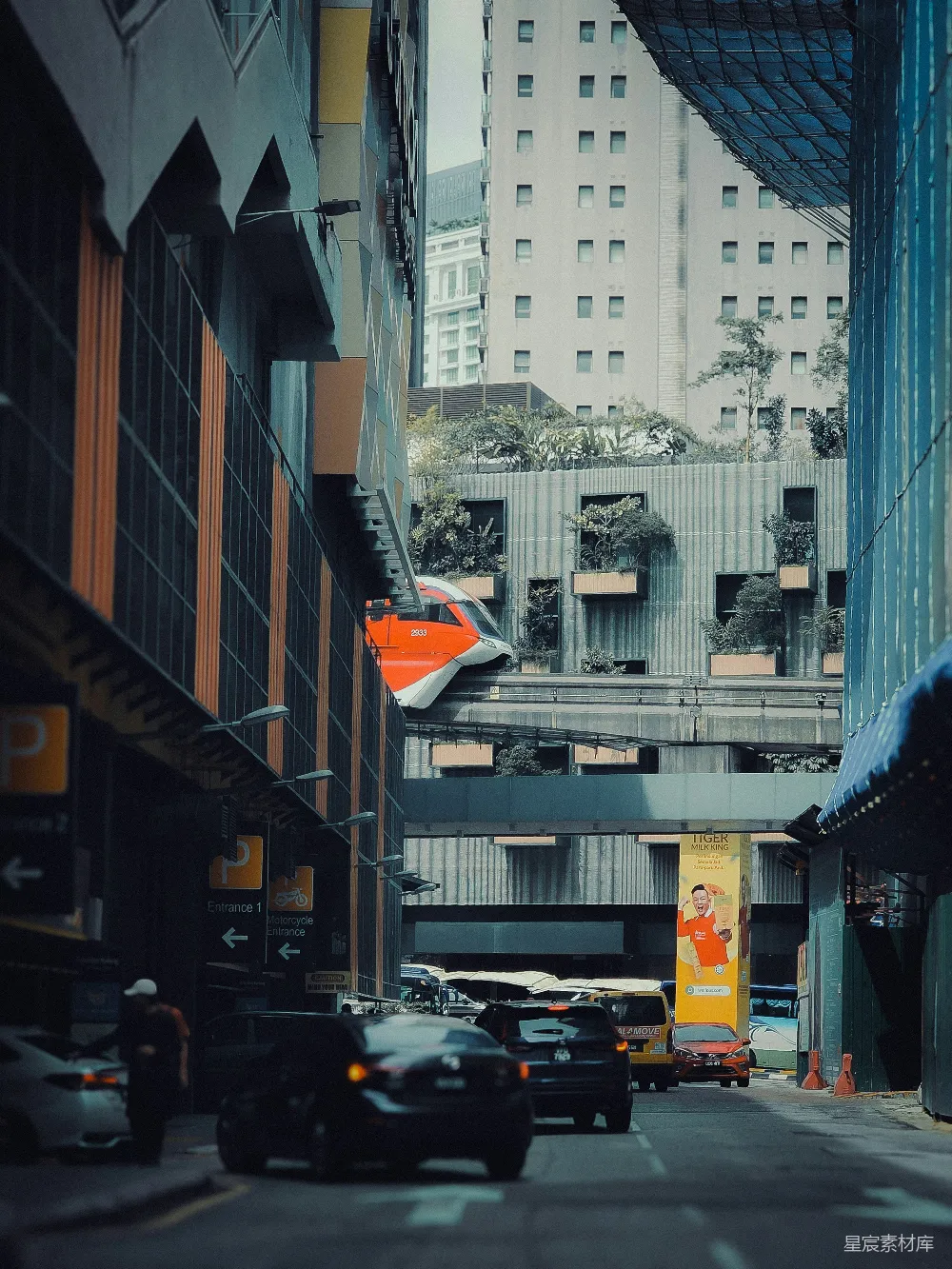 高清摄影 城市 火车 现代 都市 交通 城市中的火车穿梭