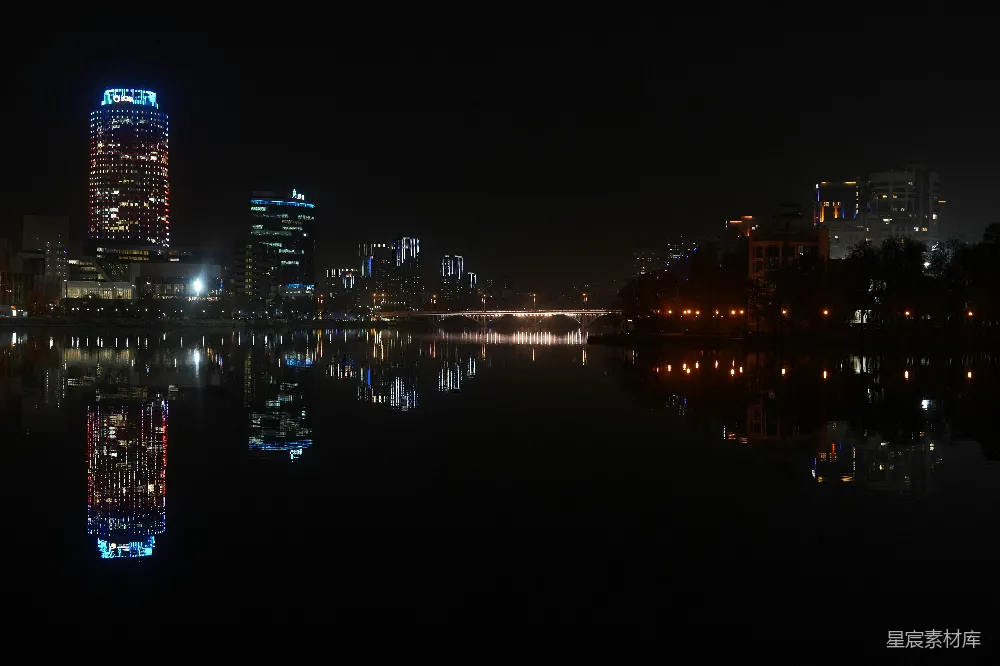 高清摄影 城市夜景 倒影 现代建筑 宁静 都市风光 夜幕下的城市倒影