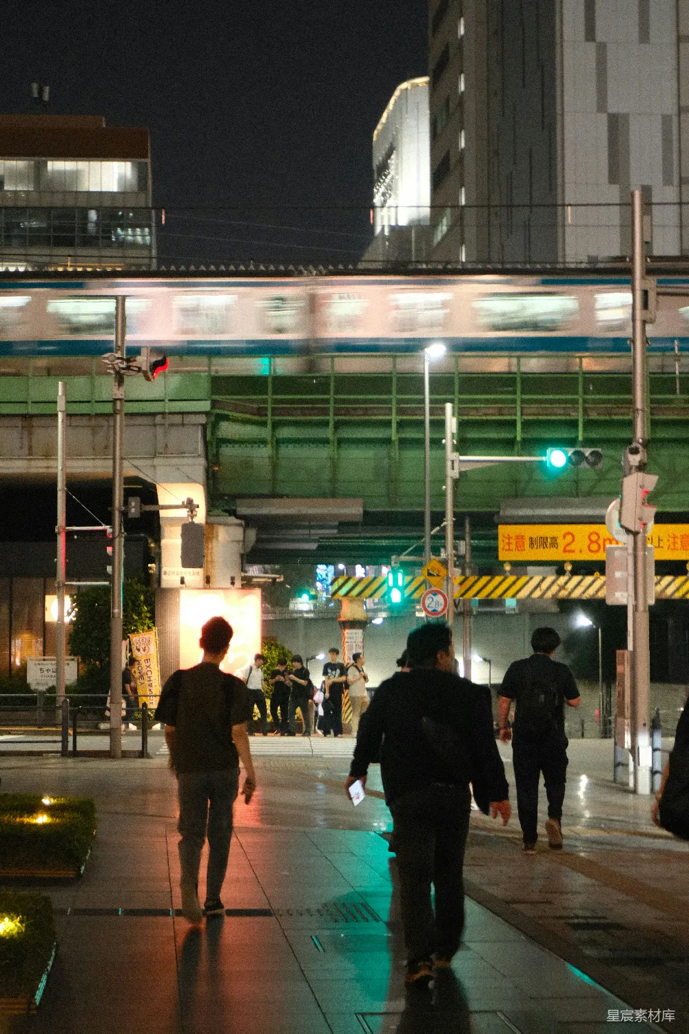 高清摄影 城市 夜晚 行人 火车 城市生活 都市夜景中的行人与列车