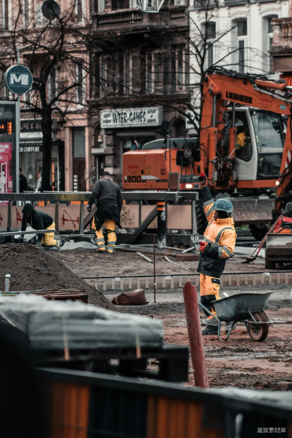 高清摄影 城市 建设 工人 挖掘机 城市改造 城市中的建设现场