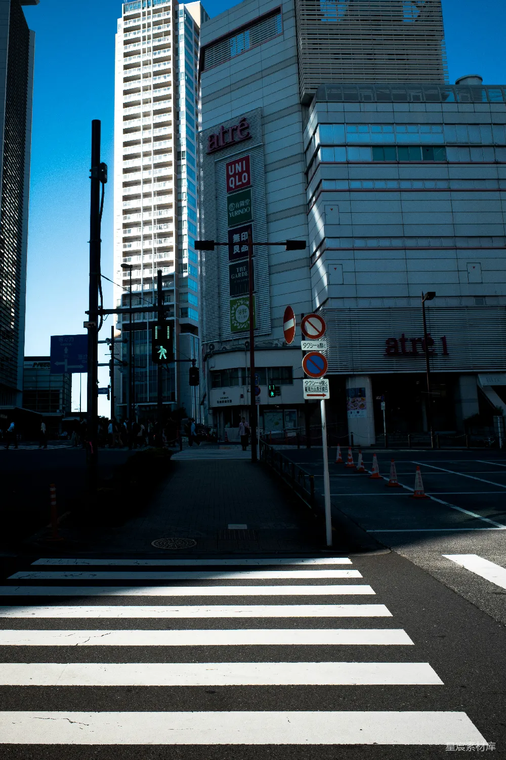 高清摄影 城市 街道 行人过街 现代建筑 日本 城市街景：行人过街与现代建筑