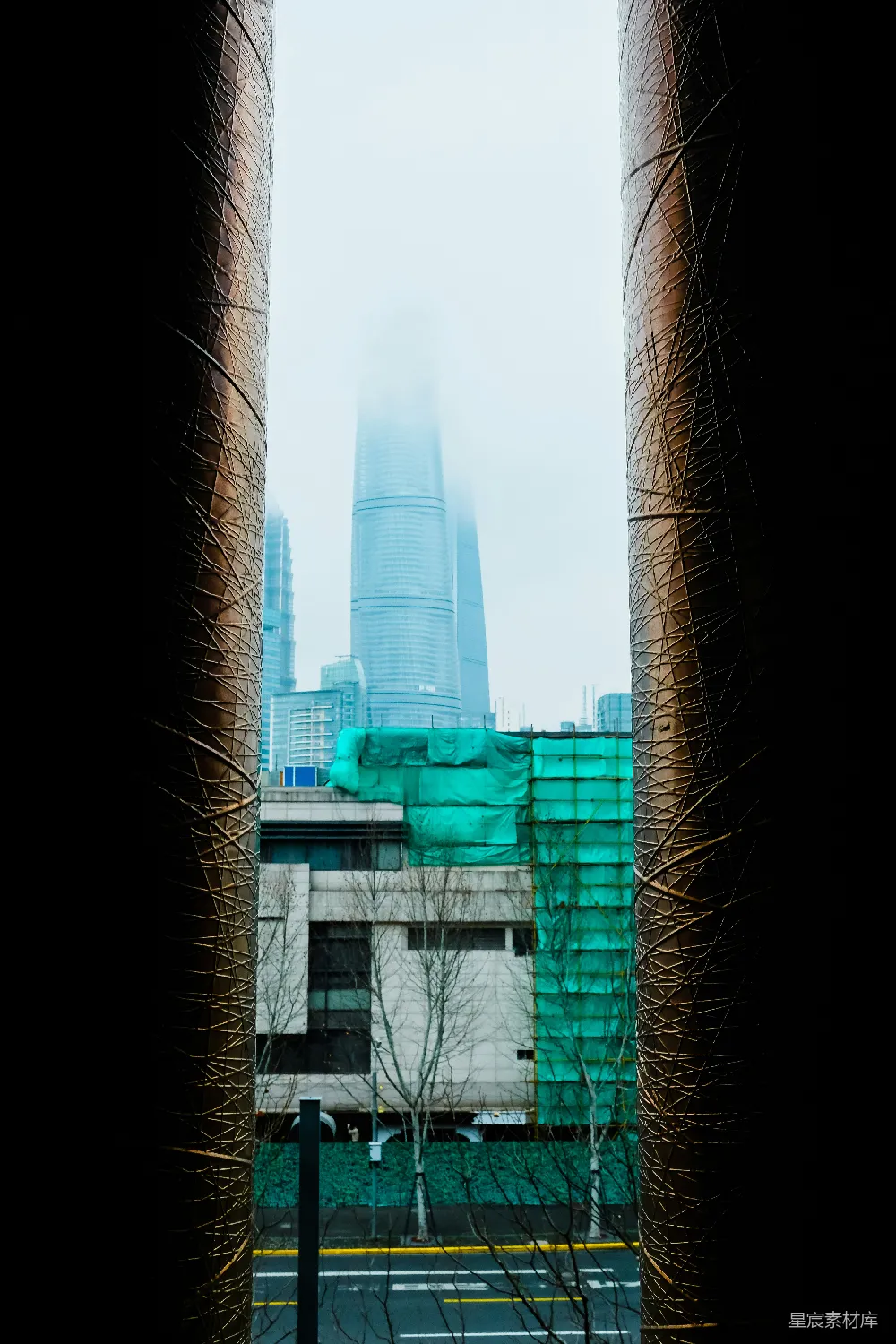 高清摄影 城市景观 摩天大楼 雾景 建筑艺术 现代都市 雾中摩天大楼