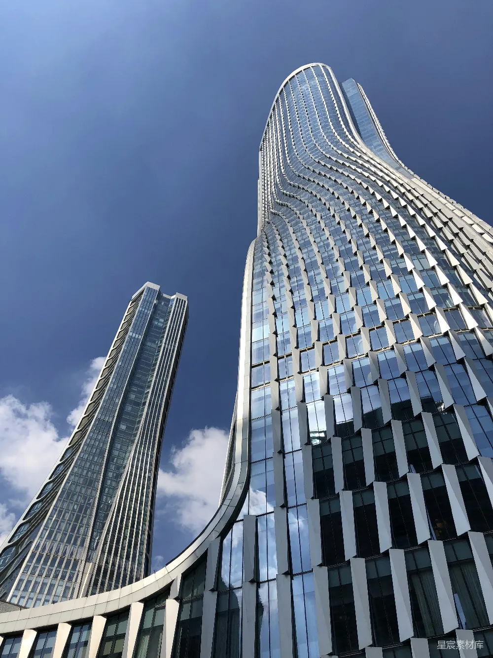 高清摄影 现代建筑 玻璃幕墙 蓝天 城市景观 城市地标 现代建筑的壮丽与蓝天的映衬