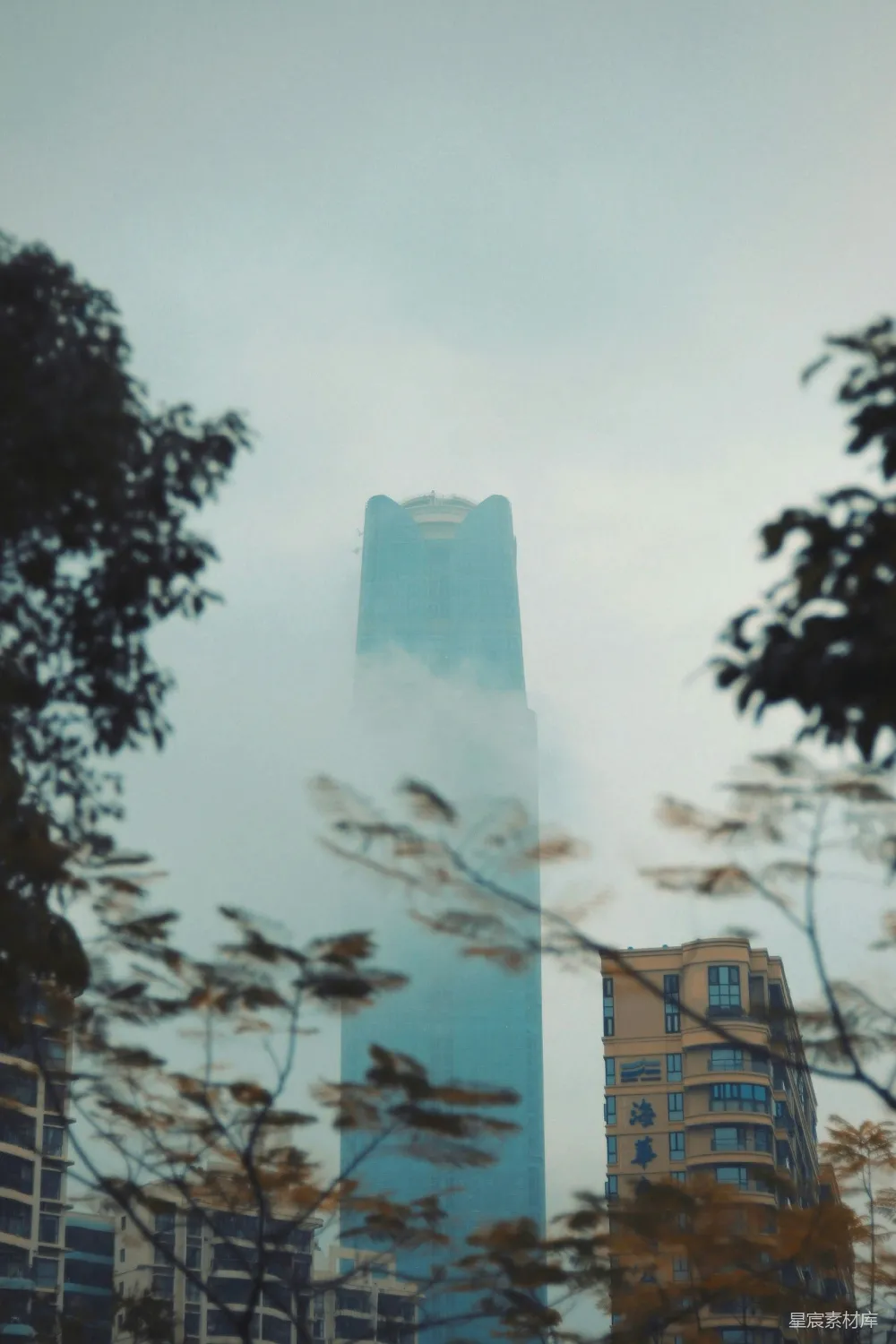 高清摄影 城市 建筑 自然 雾气 现代 雾中高楼