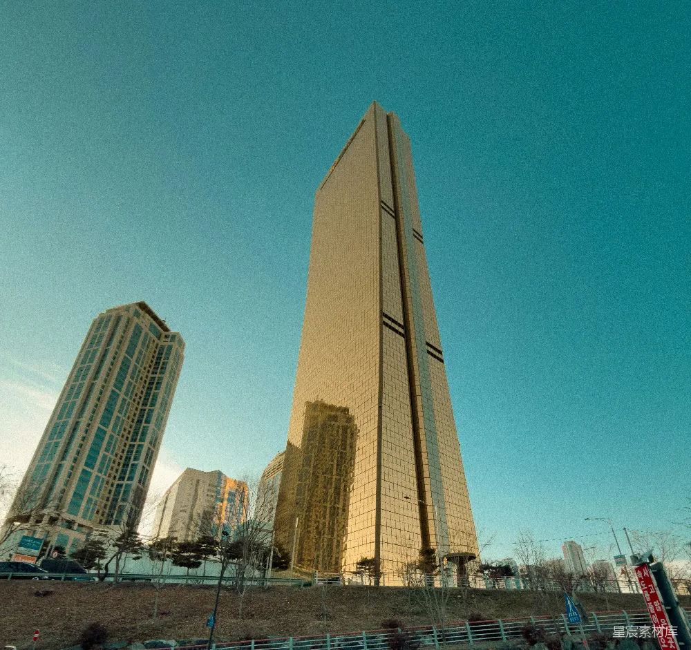 高清摄影 摩天大楼 城市景观 现代建筑 都市风光 建筑美学 城市中的摩天大楼