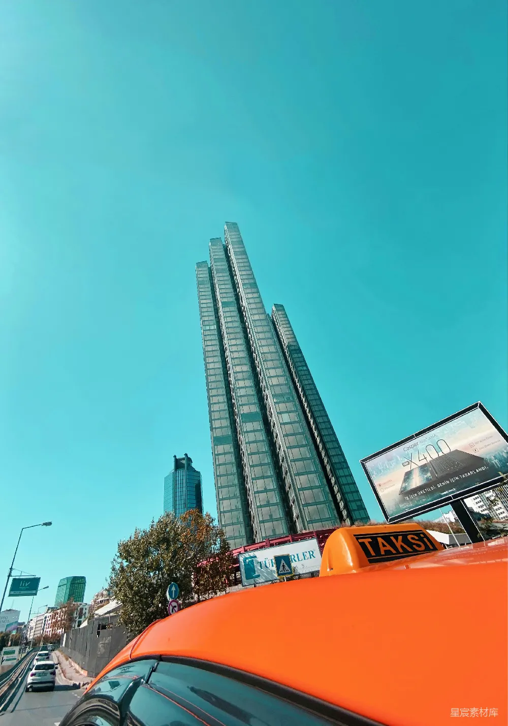 高清摄影 城市 摩天大楼 出租车 蓝天 现代 城市的现代景象