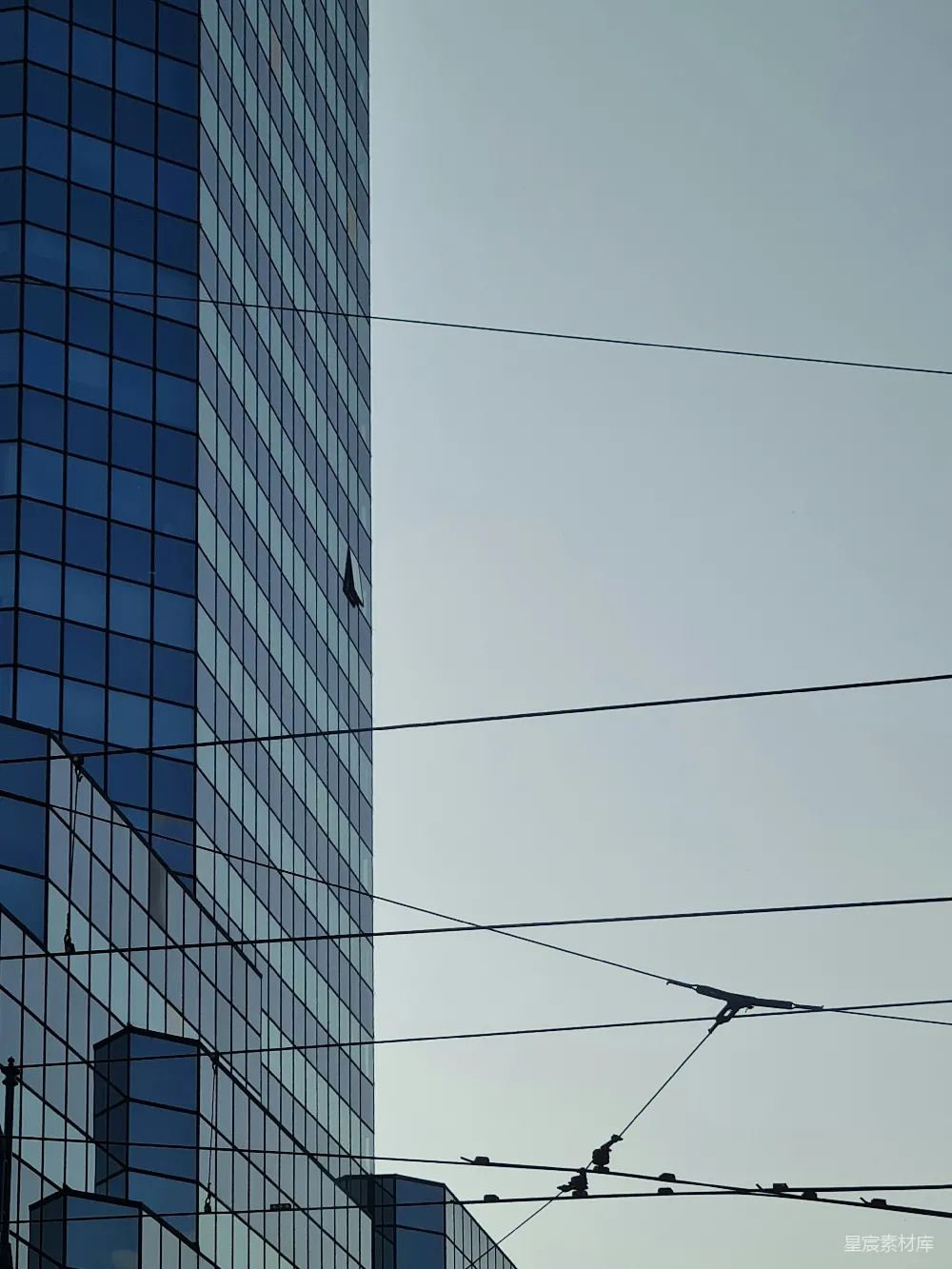 高清摄影 建筑 现代 城市 线条 都市 现代建筑与电线交织的都市风景