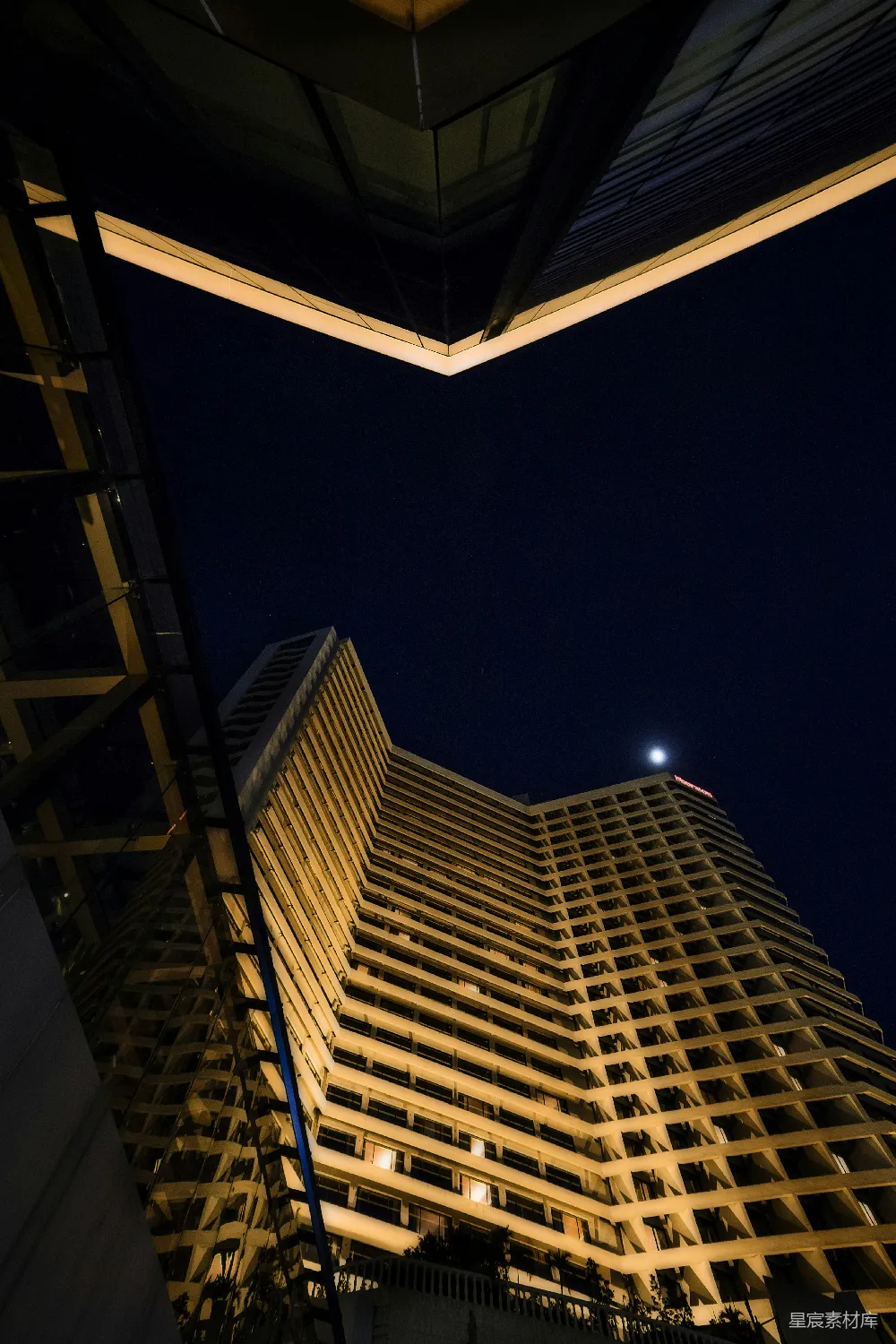 高清摄影 建筑 夜晚 城市风光 现代 城市 城市的夜景：摩天大楼与月亮
