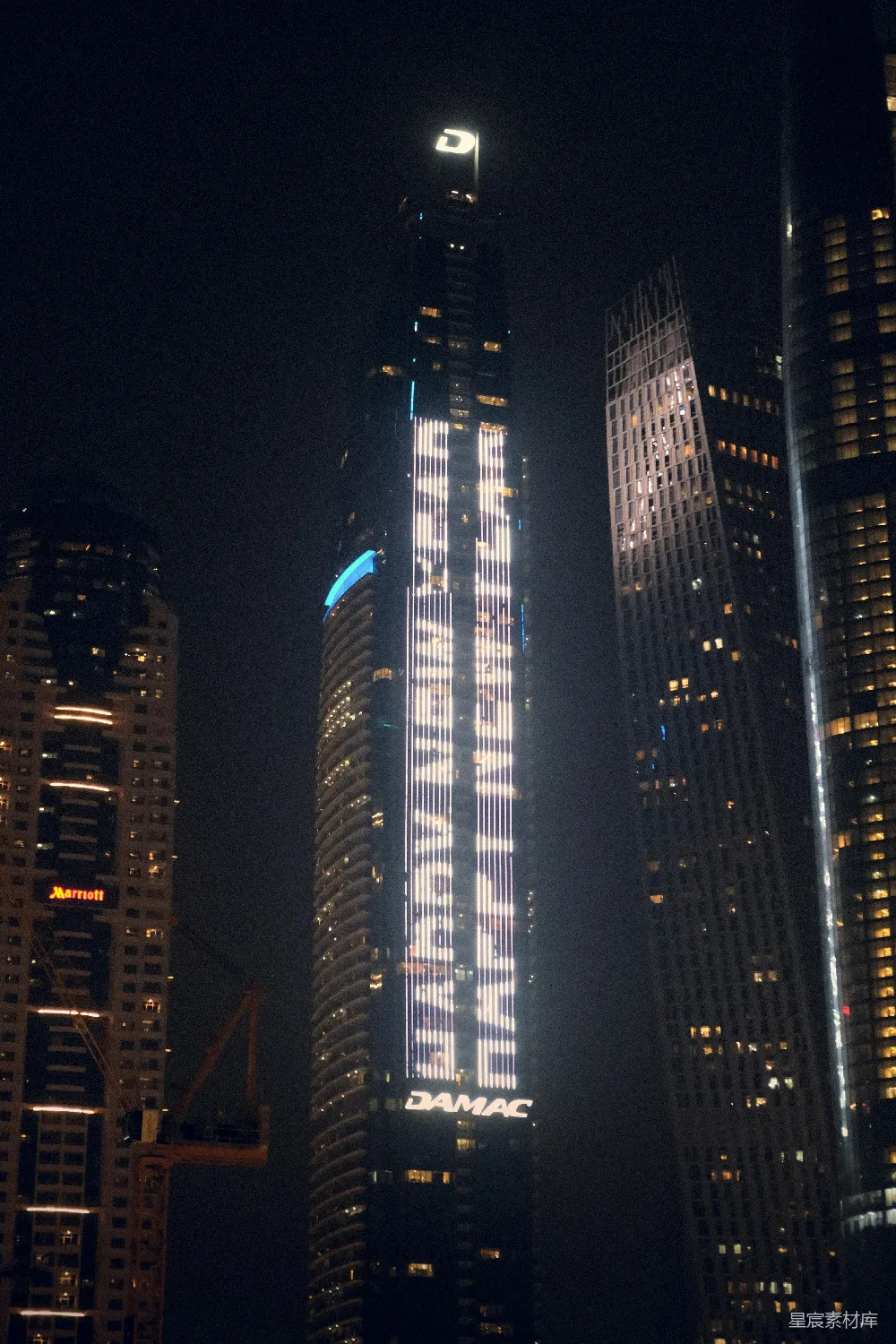 高清摄影 迪拜 夜晚 城市景观 现代建筑 灯光展示 迪拜夜景：DAMAC大厦灯光秀