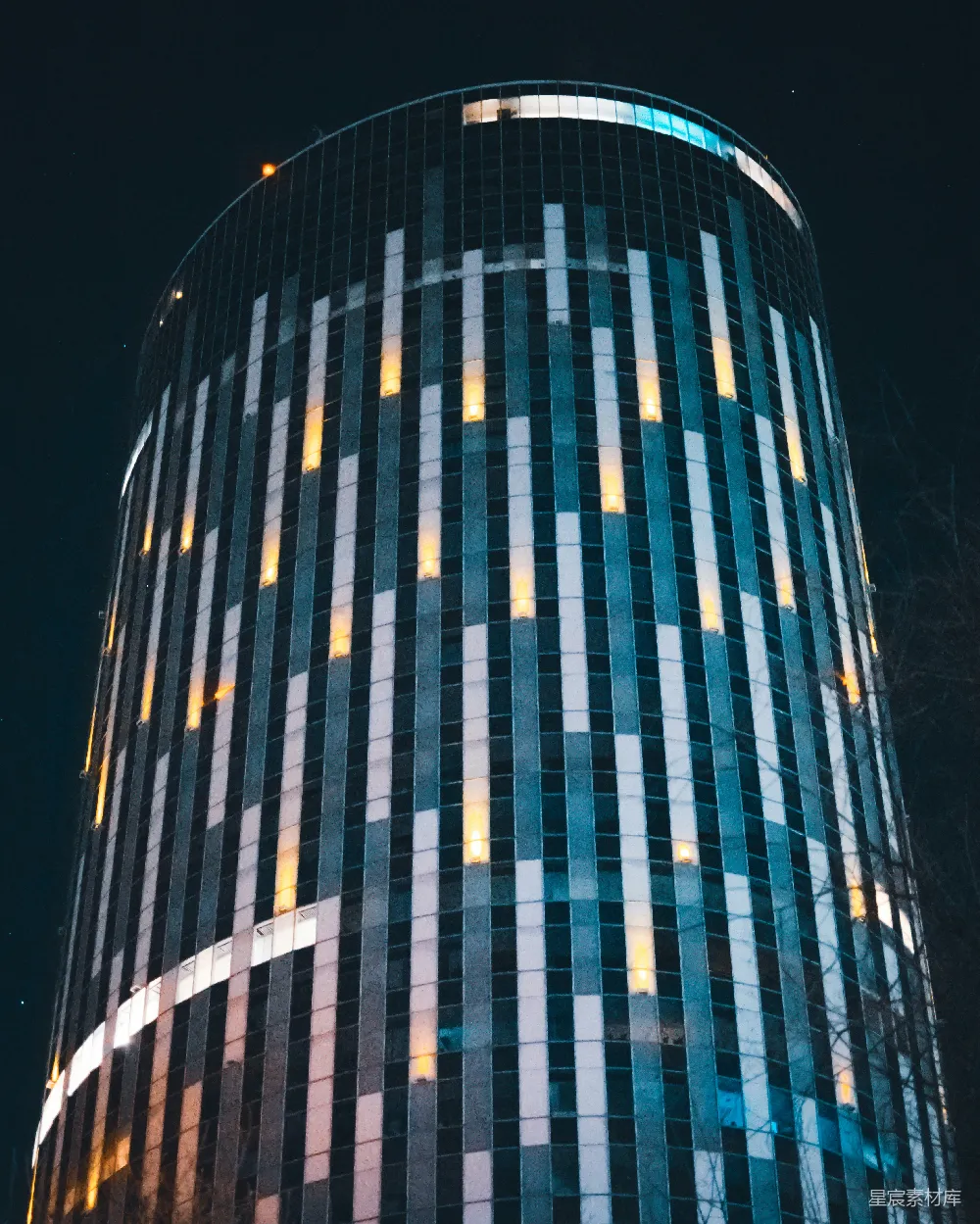 高清摄影 摩天大楼 现代建筑 夜景 都市风光 光影效果 夜幕下的摩天大楼