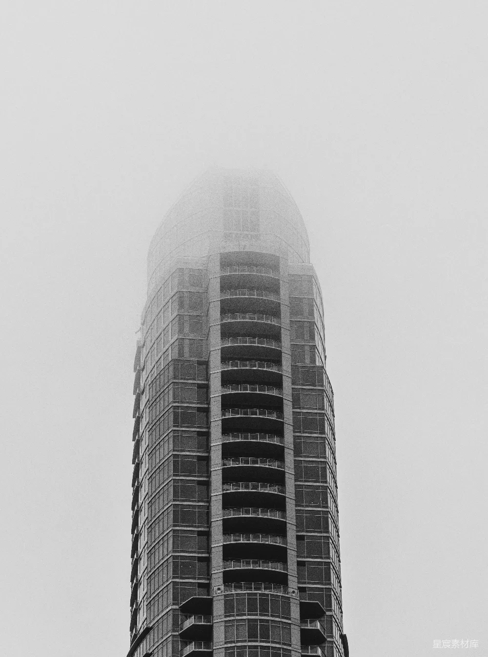 高清摄影 摩天大楼 现代建筑 城市景观 雾气 黑白摄影 雾中的摩天大楼