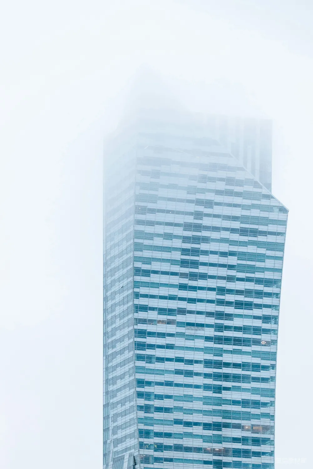 高清摄影 摩天大楼 现代建筑 城市景观 雾天 城市风光 雾中的摩天大楼